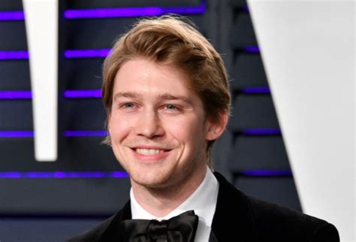 Joe Alwyn Net Worth: Details About Age, Income, Movie, Career, Gf, Home - SarkariResult