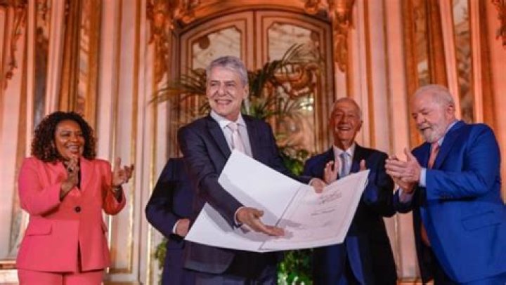 Luísa Buarque de Hollanda Net Worth