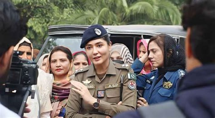 Who Is The Lady Cop Who Rescued Woman From Lynching Mob In Lahore? Meet Brave Asp Syeda Shehrbano Naqvi - SarkariResult